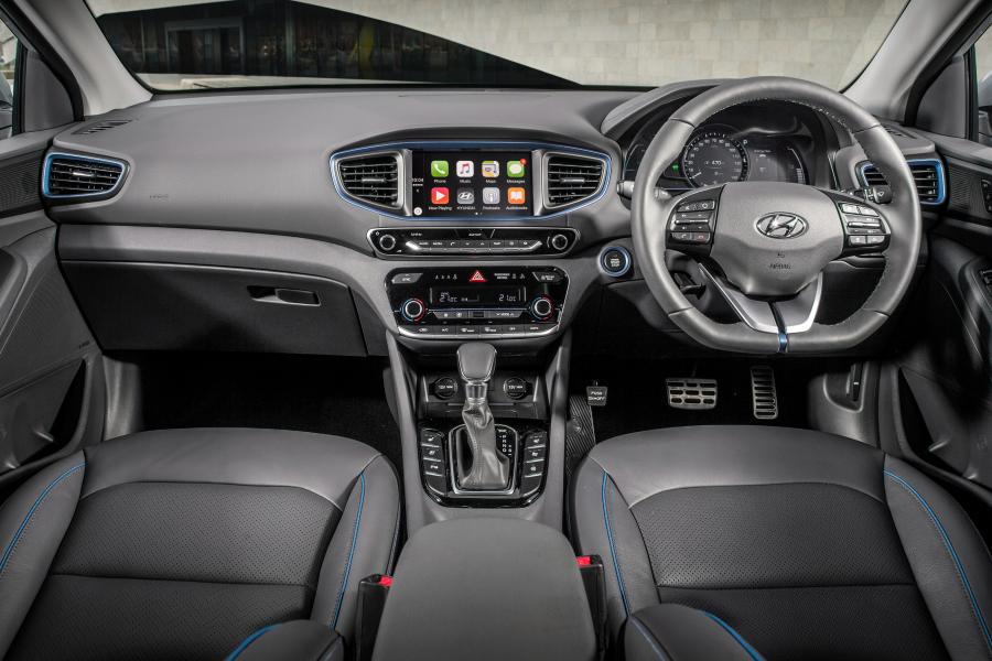 Торпедо Hyundai IONIQ hybrid 2016 года  (UK) (фото 26 из 32)